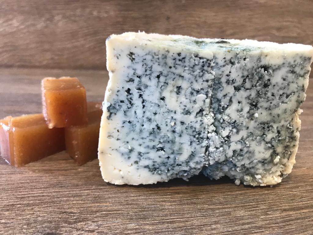 Queso cabrales D.O.P Rojo Prieto (Cuña 350gr aprox) - El Almacen del Trasgu